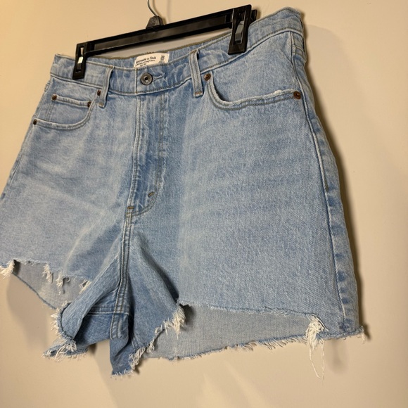 NWOT Abercrombie & Fitch 90s Relaxed Rise Rise Curve Love Jeans Short - Size 32 - Picture 4 of 7